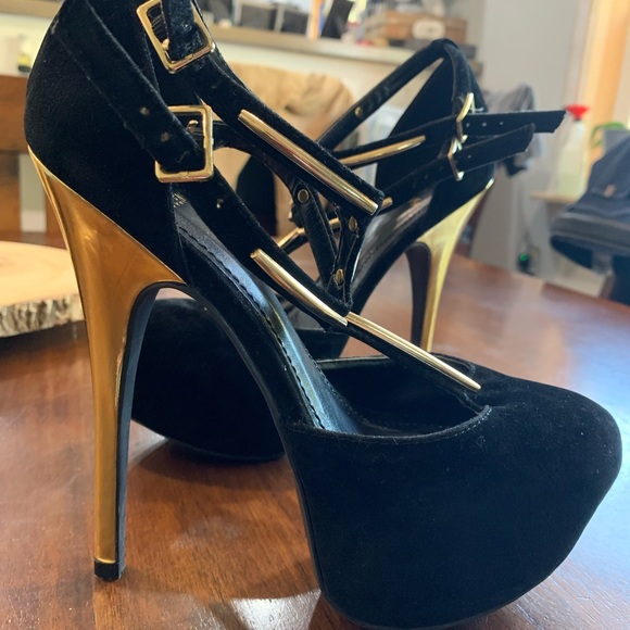 5 1/2 inch gold stilettos. Black and gold, size 7.5 - Picture 3 of 3